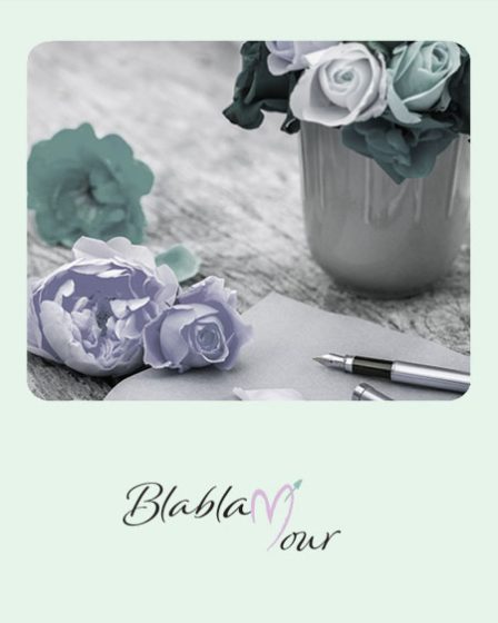 Image montrant une feuille de papier à lettres, des fleurs et un stylo plume
